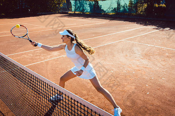 在球场上打网球的女人