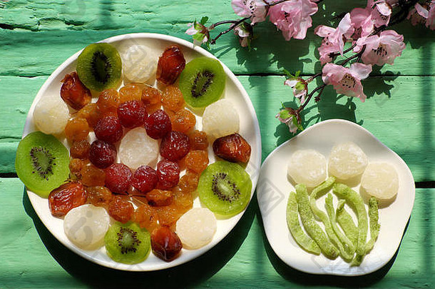 色彩斑斓的越南小时越南泰特假期绿色背景亚洲月球一年传统的保存水果猕猴桃黑紫色的椰子小时