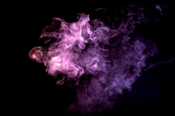 黑色孤立背景上的紫色鞋面烟云
