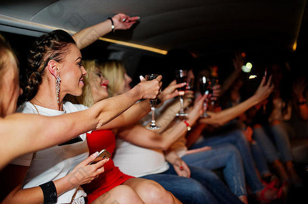 在<strong>单身派对</strong>上，美丽的女孩们坐在豪华轿车里，一边玩乐一边喝酒。