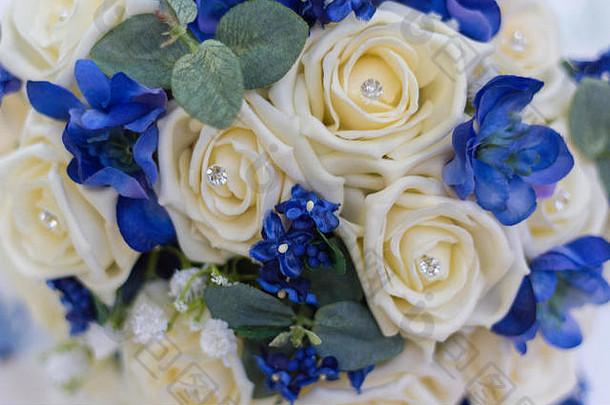 <strong>蓝色</strong>和白色的婚礼花束，带有玫瑰和钻石
