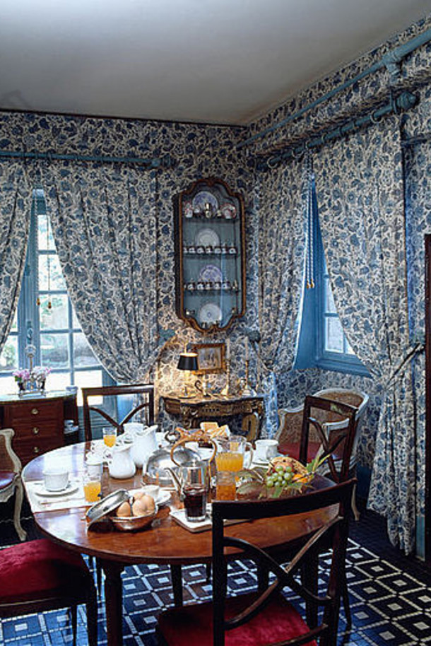 匹配蓝色的花有图案的壁纸窗帘传统的餐厅房间古董家具有图案的地板