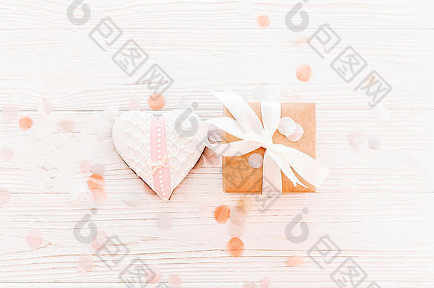 饼干心和工艺礼品盒，白色质朴木质背景，平放。母亲节快乐贺卡。文本的空间。情人节快乐