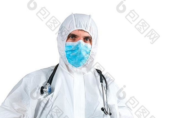 男医生穿着白色防护服和口罩，听诊器隔离在白色背景上