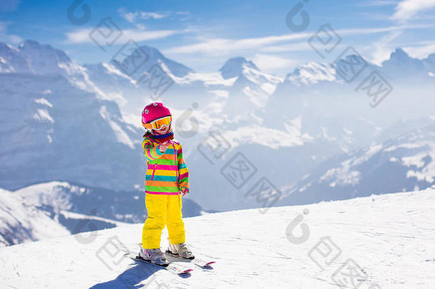 孩子们在山上<strong>滑雪</strong>。带安全帽、护目镜和杆子的活泼幼儿。幼儿<strong>滑雪</strong>比赛。
