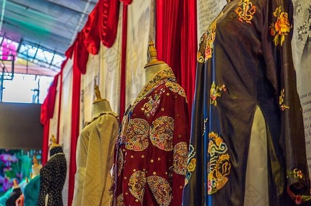 越南胡志明市——2020年6月28日：在胡志明阮顺街的街头节日上展示敖代和越南传统服饰