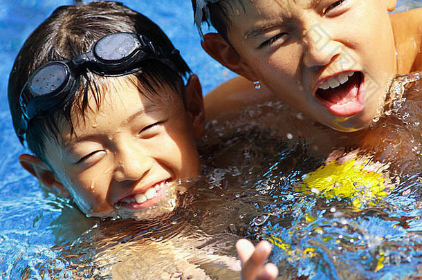 两个男孩在游泳池游泳的特写镜头