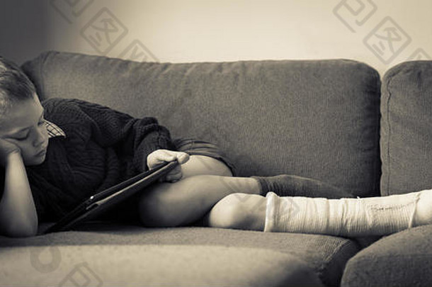 一个患有多动症、自闭症、阿斯伯格综合症的小男孩在医院摔断了腿并做了石膏后在沙发上看书