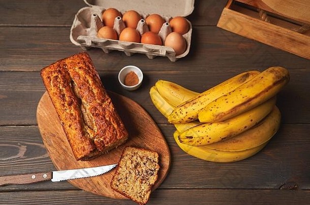 健康烘焙香蕉面包，纯素甜点。健康纯素食品概念。
