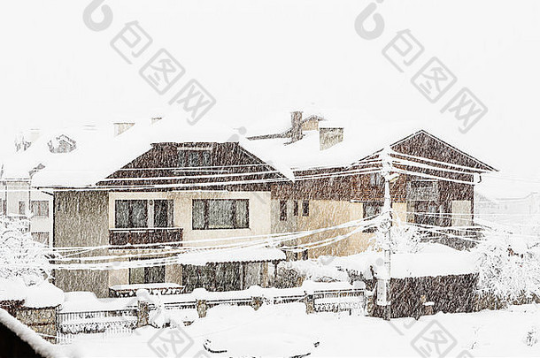 保加利亚山区小城市的大雪