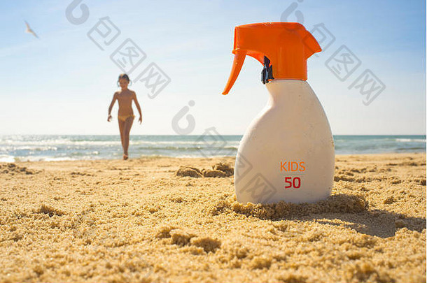 防晒霜奶油太阳保护因素防晒系数海滩沙子孩子女孩背景