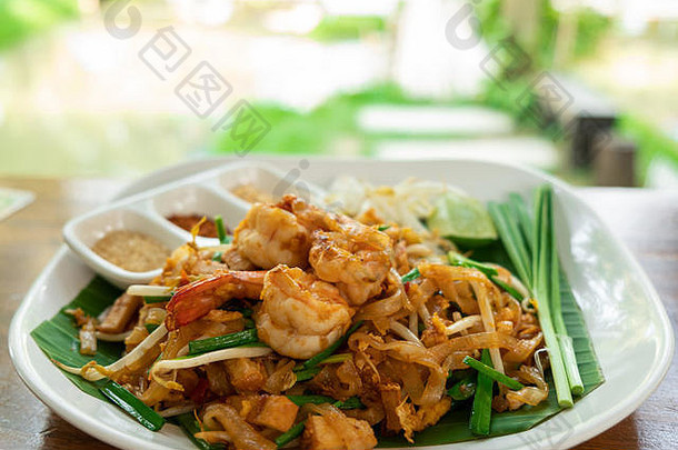 Pad泰国亚洲食品，带空间。泰国传统面条用香蕉叶炒虾。虾在上面。