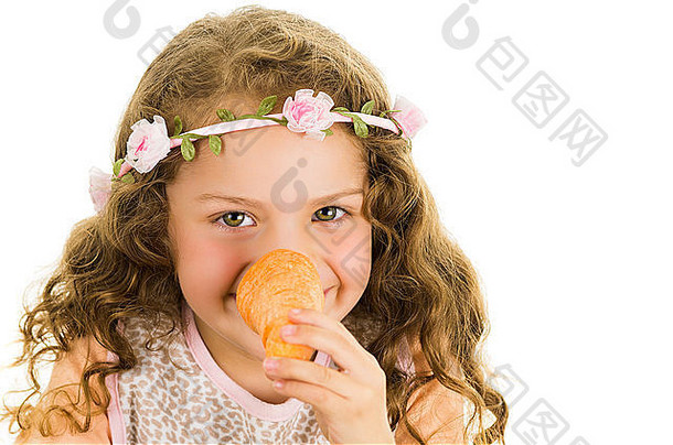 美丽健康的小卷发女孩喜欢玩胡萝卜