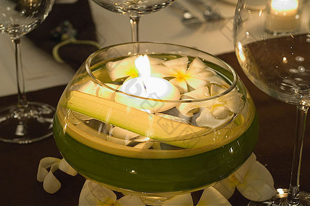 餐桌摆设，装饰有烛台和碗中的法兰<strong>西饼</strong>