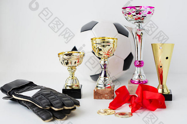 足球、手套、杯子和奖牌的特写镜头