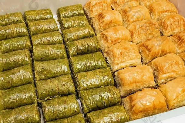 特写土耳其传统甜点bakla和sarma配开心果