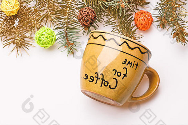 刻有咖啡时间的陶瓷杯。带有圣诞装饰背景的咖啡杯。享受冬季饮料。咖啡时间概念。含的冬季饮料。在平安夜喝咖啡。