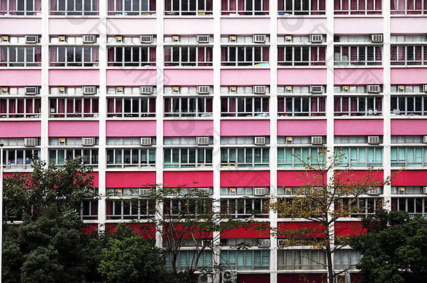 这是一张香港中小学建筑正面的照片。