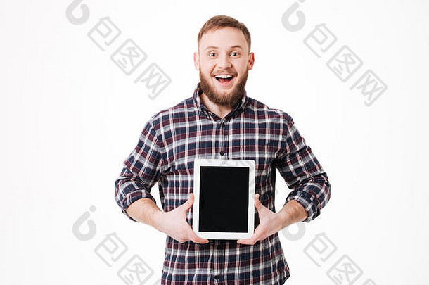 穿着衬衫的快乐男人张<strong>大嘴巴</strong>，展示空白平板电脑屏幕。孤立whie背景