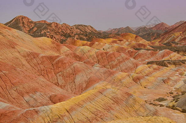 中国甘肃张掖丹霞地貌地质公园生动多彩的砂岩