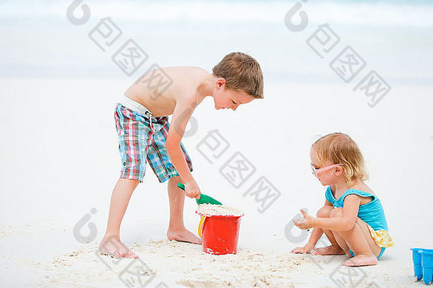 两个孩子在海滩上玩