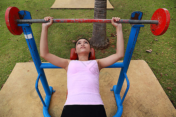 <strong>女子</strong>在公园内使用健身器材进行运动