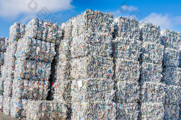 塑料回收中心及其原材料的收集、和转化