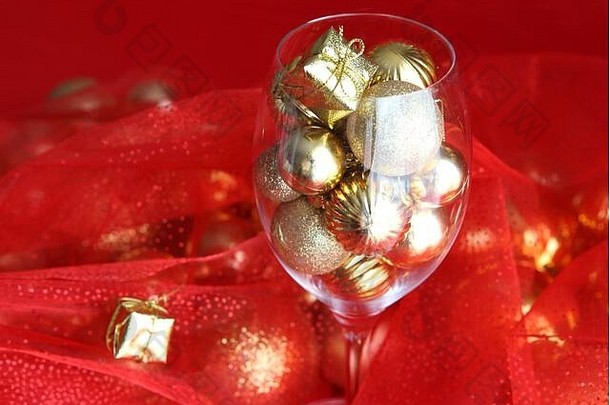 带有葡萄藤玻璃和金色圣诞装饰的圣诞背景。圣诞装饰藤蔓玻璃