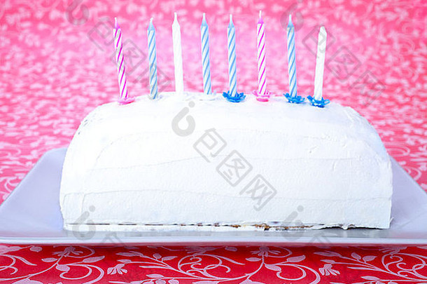 八支蜡烛的庆祝蛋糕