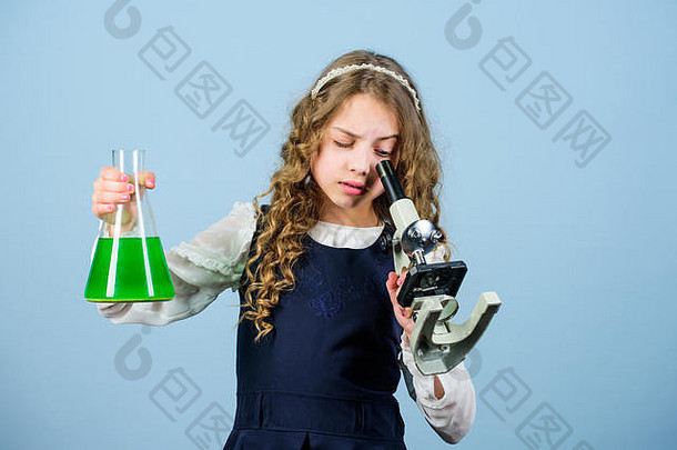 科学就是我。儿童学习生物学课。发现未来。教育和知识。实验室里的科学研究。拿着显微镜的<strong>小天才</strong>女孩。回到学校。拿着测试瓶的<strong>小</strong>女孩。