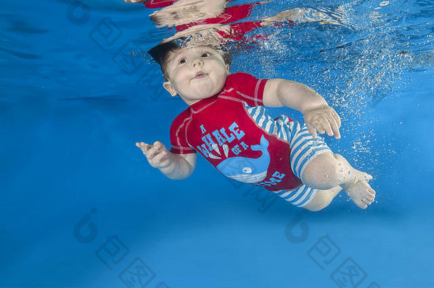利特尔男孩红色的工作服摆姿势水游泳池敖德萨乌克兰