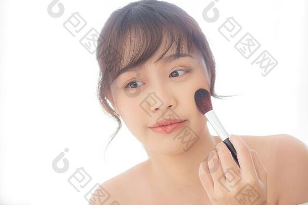 美丽肖像年轻的亚洲女人微笑着用镜子在卧室里用刷子刷脸颊化妆，美丽的女孩拿着腮红，s