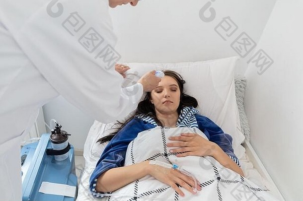 生病了少年护士检查病人的温度少年谎言医院床上