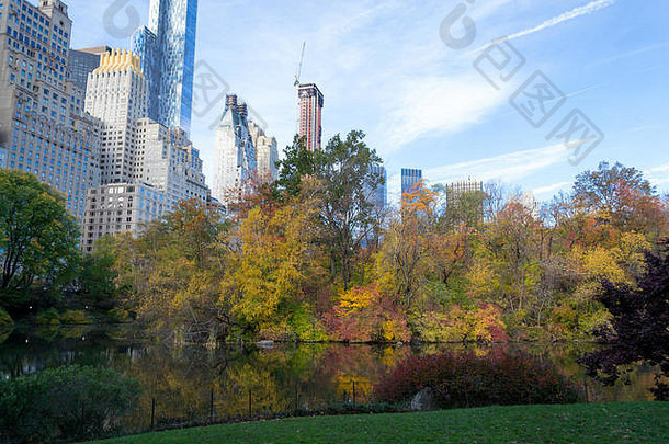 秋天是中央公园全盛的季节，这种天际线与自然的融合是纽约<strong>独有</strong>的