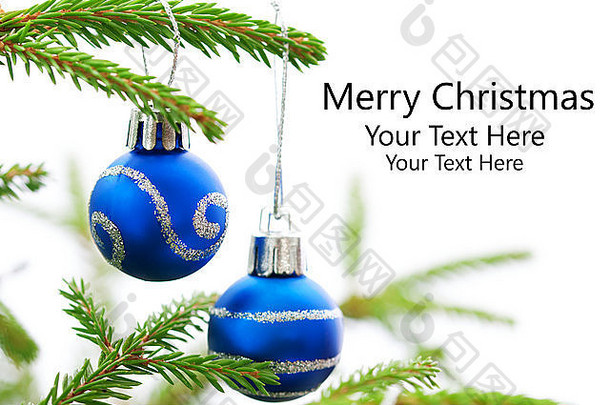 绿色圣诞冷杉树和两个蓝色圣诞球，上面有<strong>银色</strong>装饰和您的文<strong>字</strong>，白色背景，欢乐