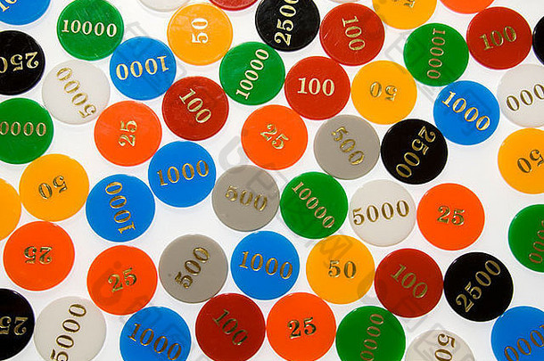 绿色、蓝色、黄色、红色、橙色、黑色和白色扑克牌筹码的彩色背景，在白色上隔离