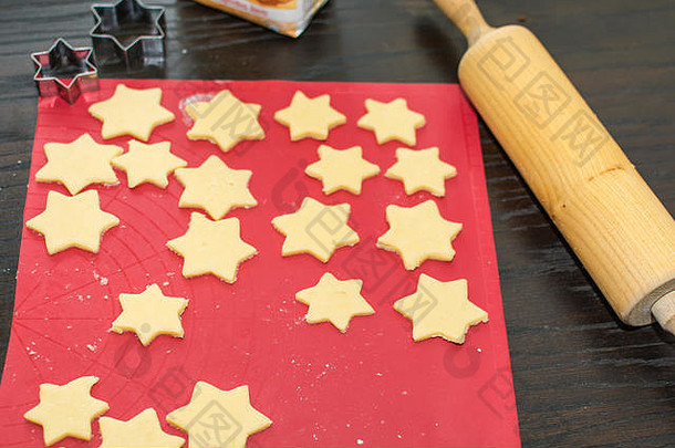 星饼干烘焙-短皮糕点是在烘焙基地推出