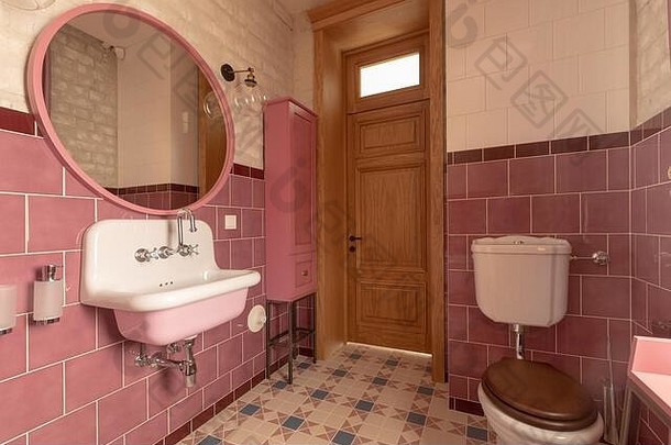 白色和粉色的轻质舒适浴室复古室内设计