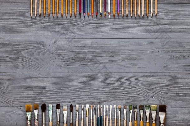 <strong>艺术创意</strong>桌子背景，灰色木桌上有画笔和铅笔