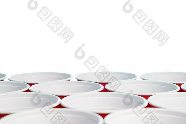 许多红色的<strong>聚</strong>会杯被隔离在白色的杯子上。<strong>大</strong>学酒精容器的低角度特写，文本的空白空间为空。<strong>活动</strong>营销。