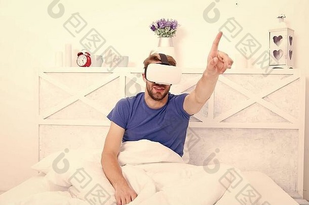 回归现实。男人在床上休息时探索虚拟现实。从虚拟现实中觉醒。虚拟现实技术与未来。<strong>意识</strong>觉醒。虚拟现实通信。令人兴奋的印象。游戏<strong>增强</strong>空间。