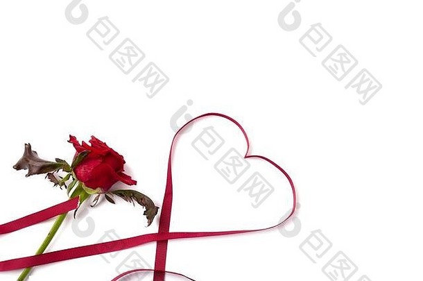 红色的玫瑰心形状丝带白色背景孤立的情人节一天背景前视图复制空间