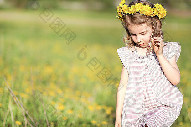 美丽的女孩春天草地完整的花