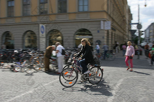 骑自行车的人中心慕尼黑德国交通免费的区域