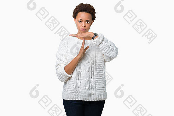 美丽的年轻的非洲美国女人穿毛衣孤立的背景时间手势手沮丧脸