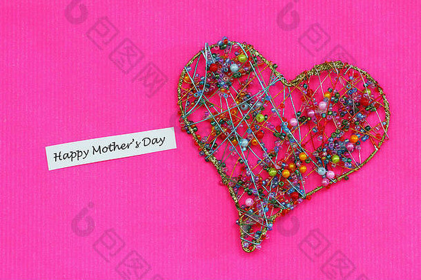 母亲节快乐卡，心形由彩色珠子制成，背景为鲜艳的粉色