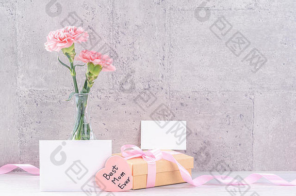 母亲节手工礼品盒惊喜祝福摄影-美丽盛开的康乃馨，粉色丝带盒，隔离在灰色墙纸设计上，关闭