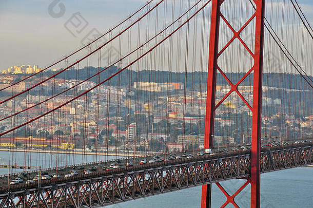 桥上的道路交通。葡萄牙里斯本