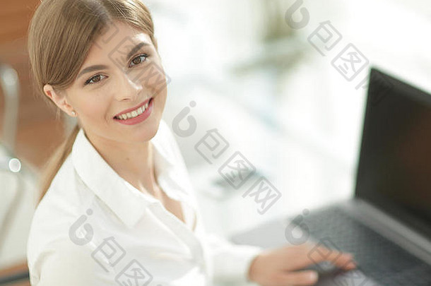 肖像年轻的女人工作移动PC