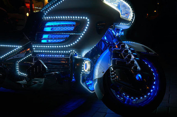 莫斯科夜间街道上带led灯的摩托车侧视图